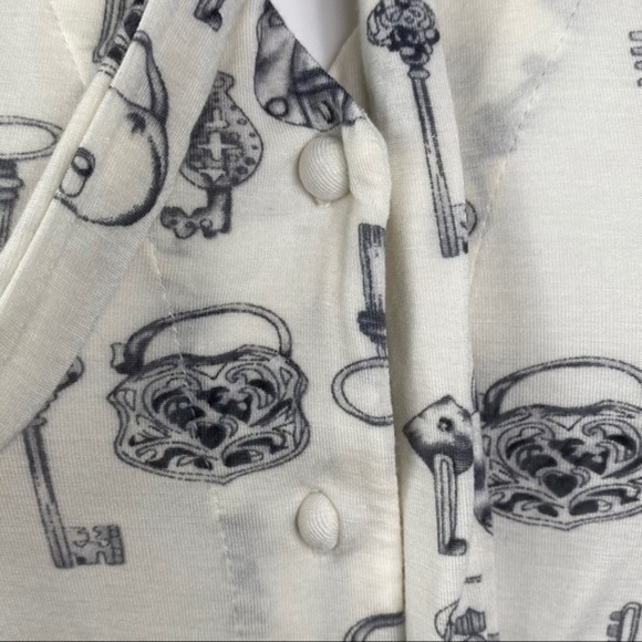 CAbi Off White Sleeveless Blouse Lock & Key Print Tie Front Button Top Size XS - Picture 3 of 7